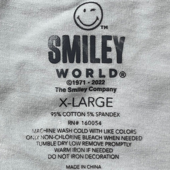 Smiley World size Xl White Radiate Positivity Cropped Graphic Tank Top NWT - Picture 10 of 10